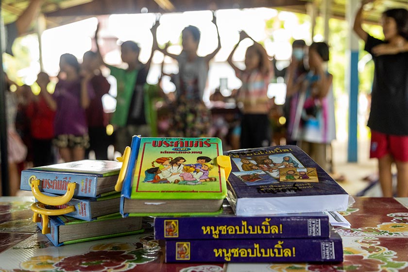 Una Biblia para los niños de Tailandia
