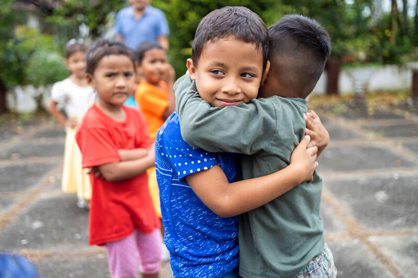Ecuador: l'importanza dell'abbraccio per i bambini