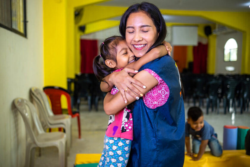 Ecuador: l'importanza dell'abbraccio per i bambini