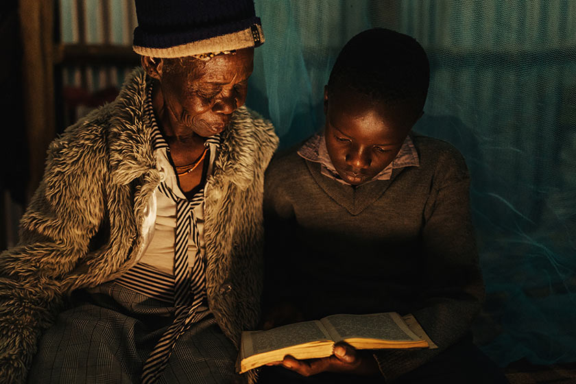 Kenya: un bambino e sua nonna leggono la Bibbia