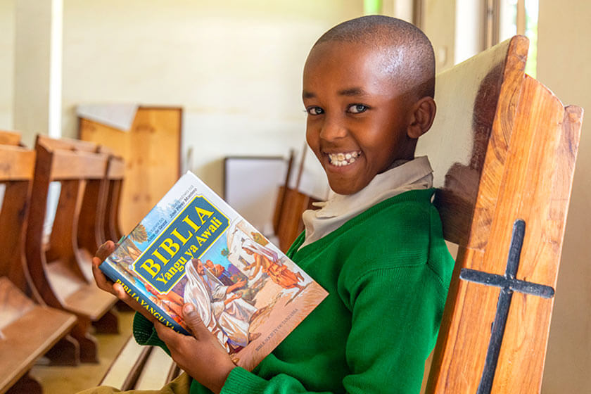 Tanzania: Raymond recibe su primera Biblia