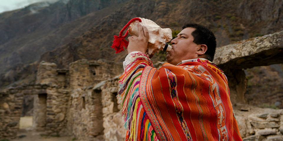 La magia inicia en la sala de espera de Ollantaytambo