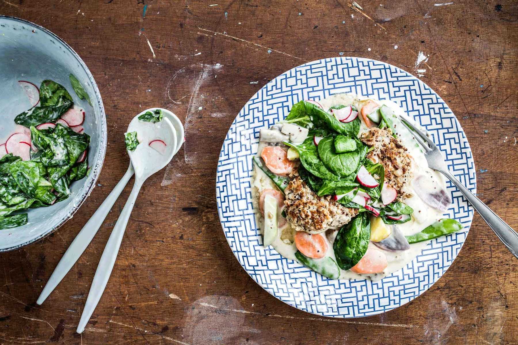 Hähnchenfrikadelle mit Mischgemüse und Spinatsalat