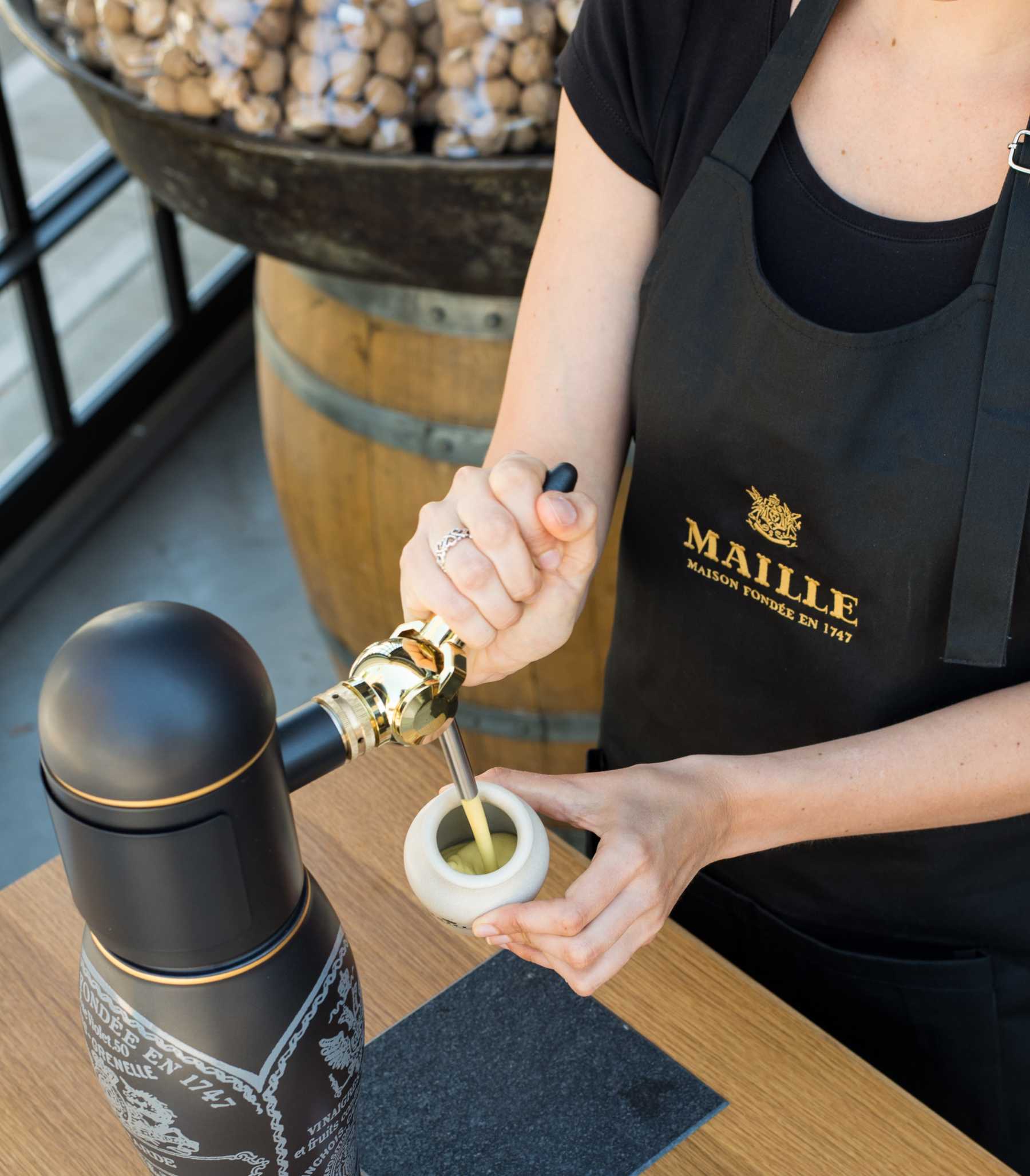 Maille - Moutarde a l'Ancienne au chardonnay de bourgogne servie a la pompe, visual moutarde à la pompe 