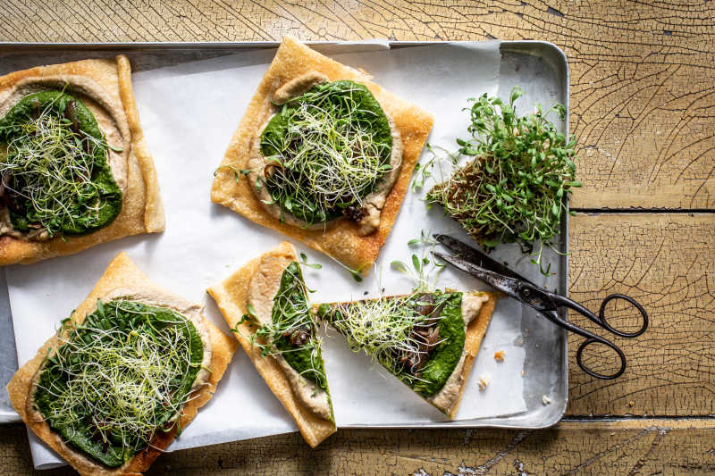 Pizza mit Cashew-Käse und Rucola-Senf-Pesto