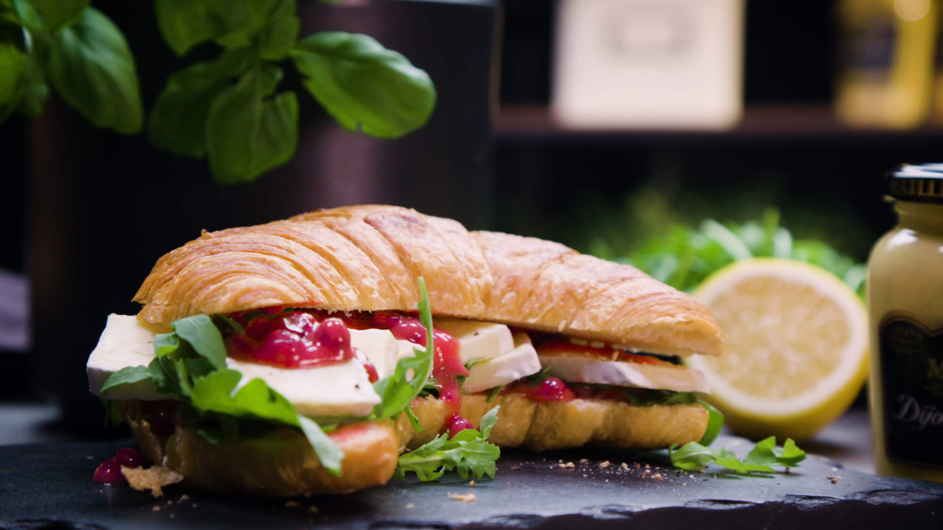 Croissant mit Preiselbeer-Senf-Aufstrich und Brie3