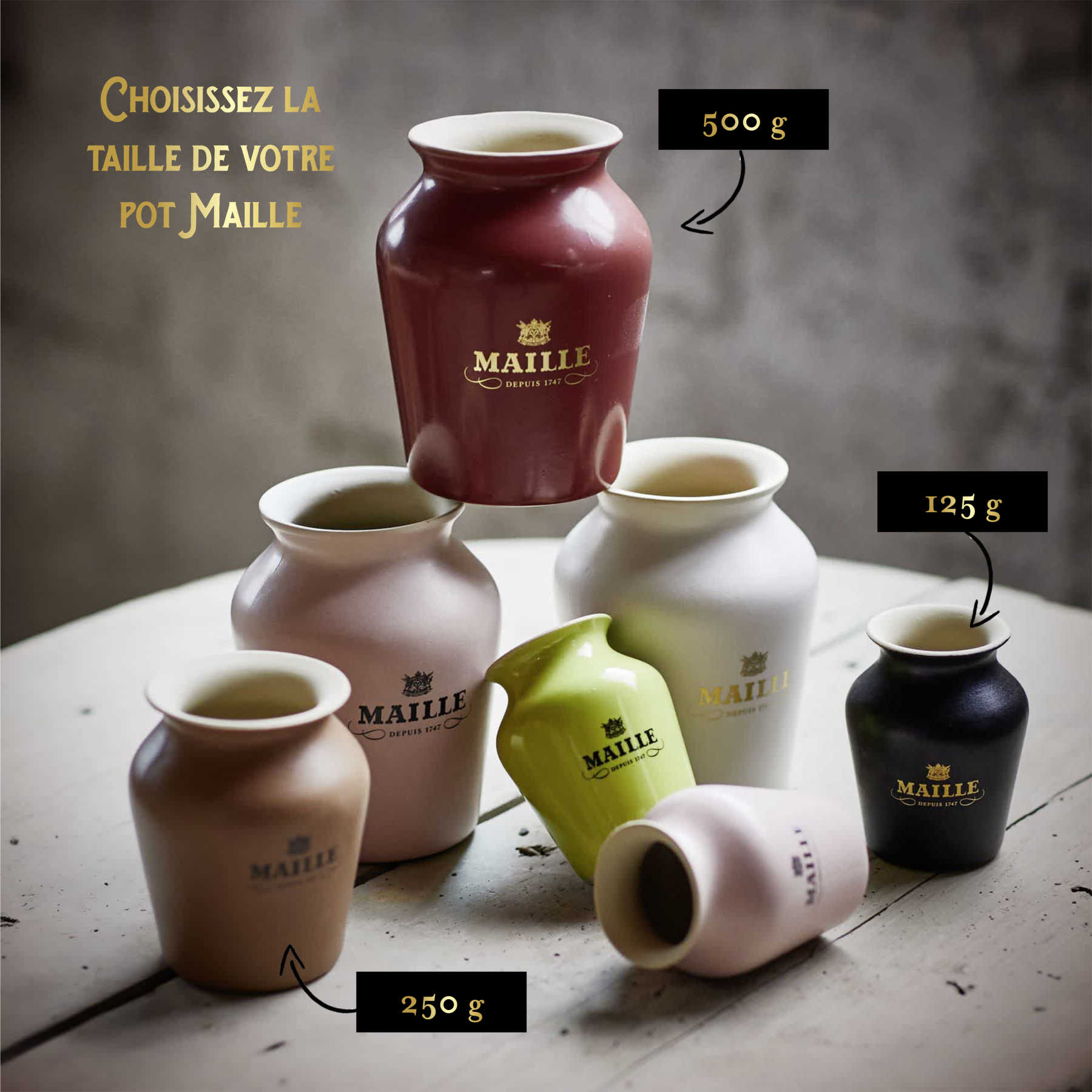  Maille pot en grès vide sur une table - servie à la pompe