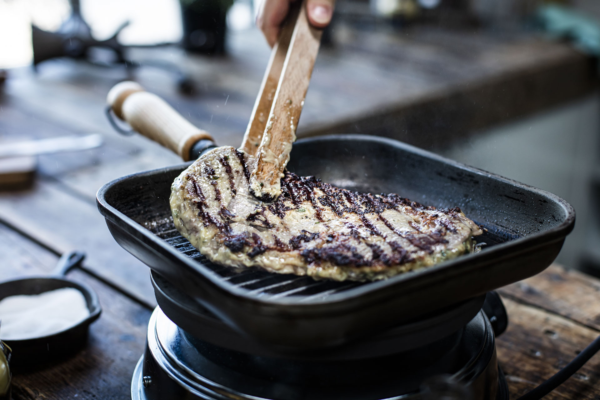 Steak mit Walnuss-Senf-Marinade und frischem Salat3