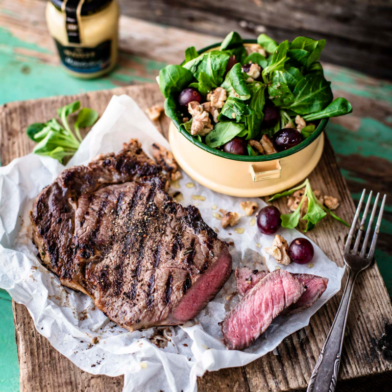 Steak mit Walnuss-Senf-Marinade und frischem Salat