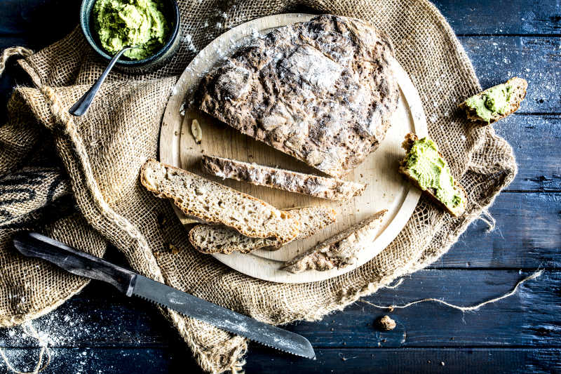 Sauerteigbrot mit Spitzkohl und Senf-Erbsen-Dip