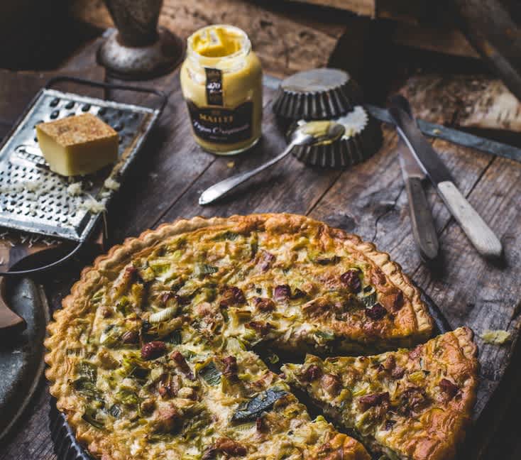 Quiche Lorraine Maille avec de L'Originale au vin blanc servie à la pompe gourmet