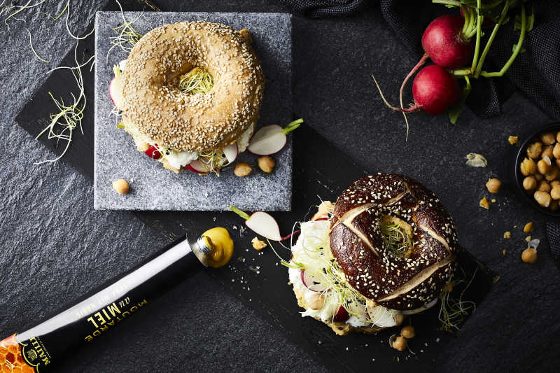 Bagel mit Senf-Kichererbsen-Hummus und Mozzarella