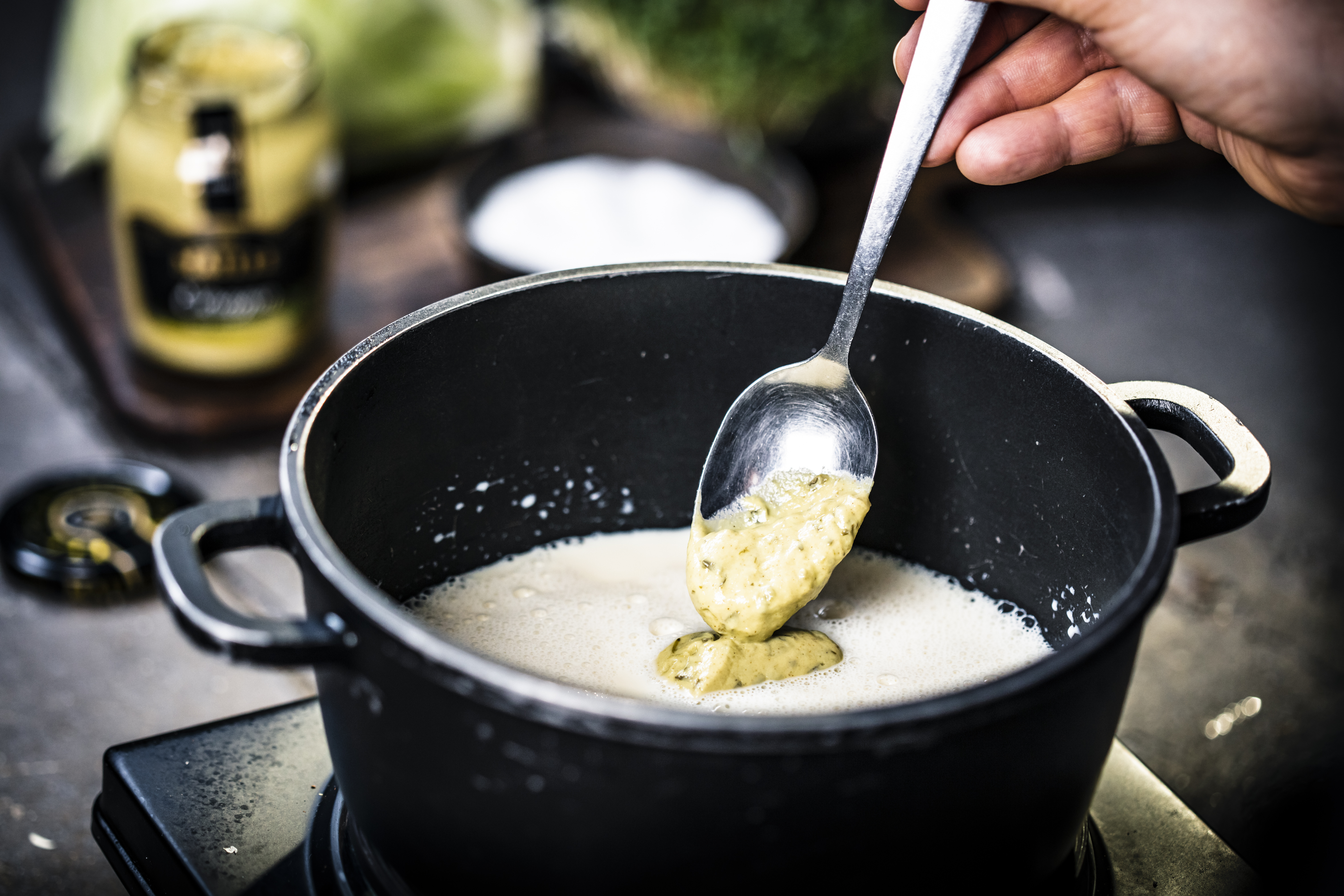 Weißkohlcremesuppe mit Senfschaum und Kräutern4