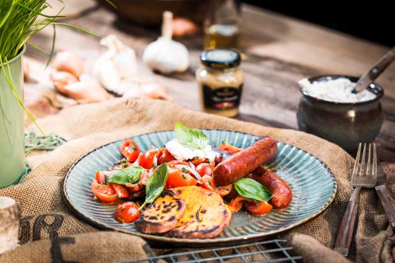 Ce lien va ouvrir une nouvelle fenêtre: Lammbratwürste mit Tomatensalat und Süßkartoffeln