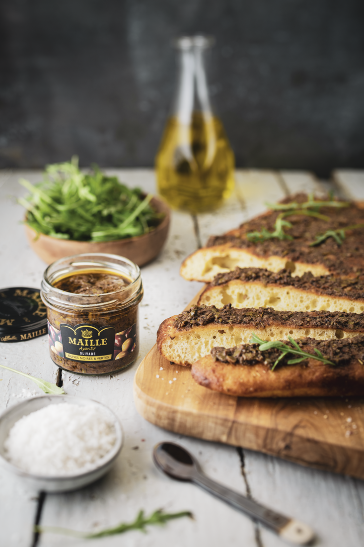 Foccacia avec Concassé d’Olives noires et vertes Maille Apéritif et basilic