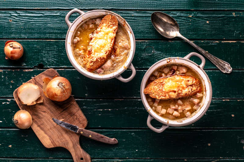 Ce lien va ouvrir une nouvelle fenêtre: Zwiebelsuppe mit Speck