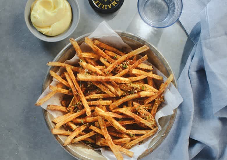 Frites à la graisse de canard saupoudrées de piment d'Espelette, de sel de  romarin et de thym