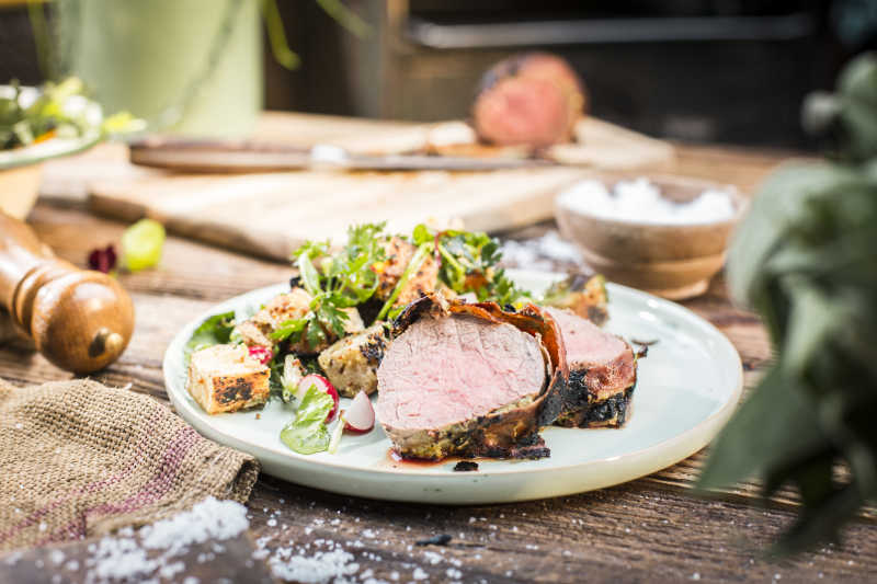 Saltimbocca mit Wildkräuter-Salat img