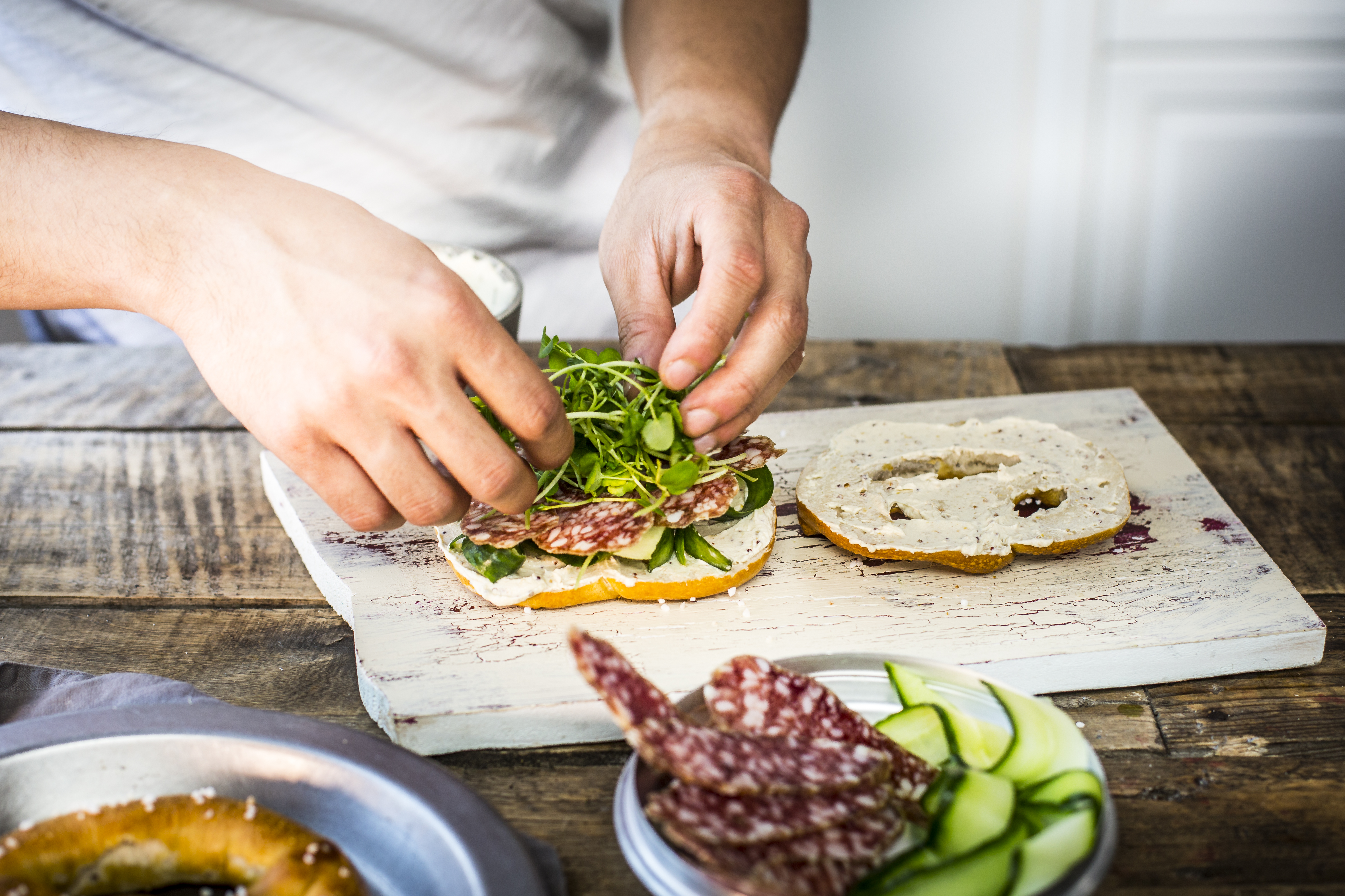 Brezelsandwich mit Saucisson de France und Frischkäse2