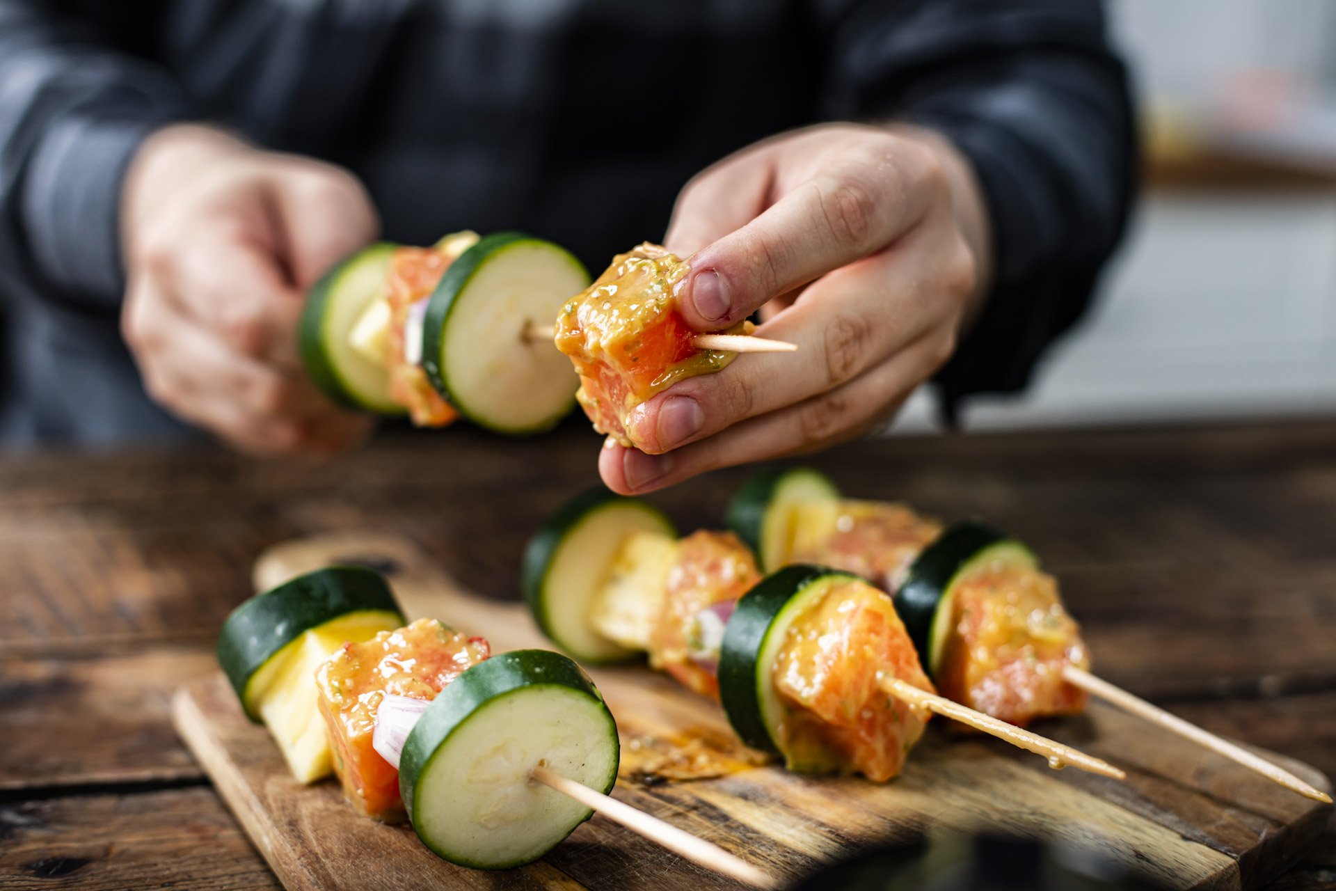 Lachs am Spieß mit Senfmarinade und Ananas (3)