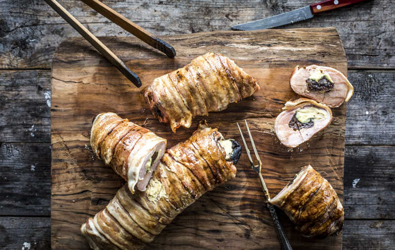 Gefülltes Schweinefilet mit Bacon und Backpflaumen img