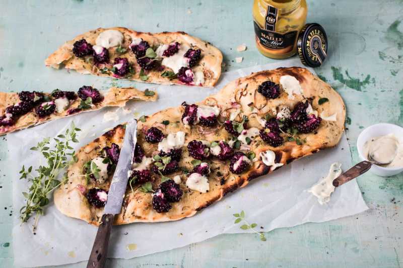 Flammkuchen mit Brombeeren