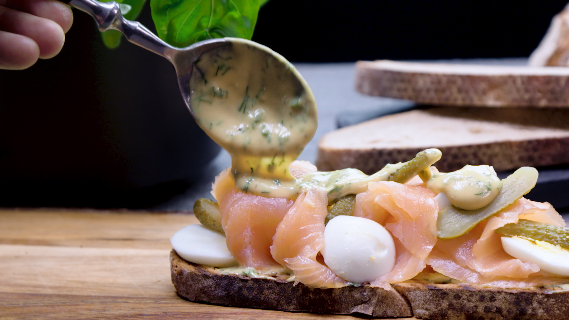 Geröstetes Bauernbrot mit Räucherlachs und Honig-Dill-Senf3