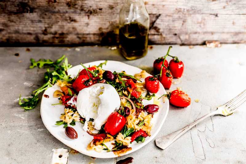 Mediterraner Nudelsalat mit Rucola und Burrata img