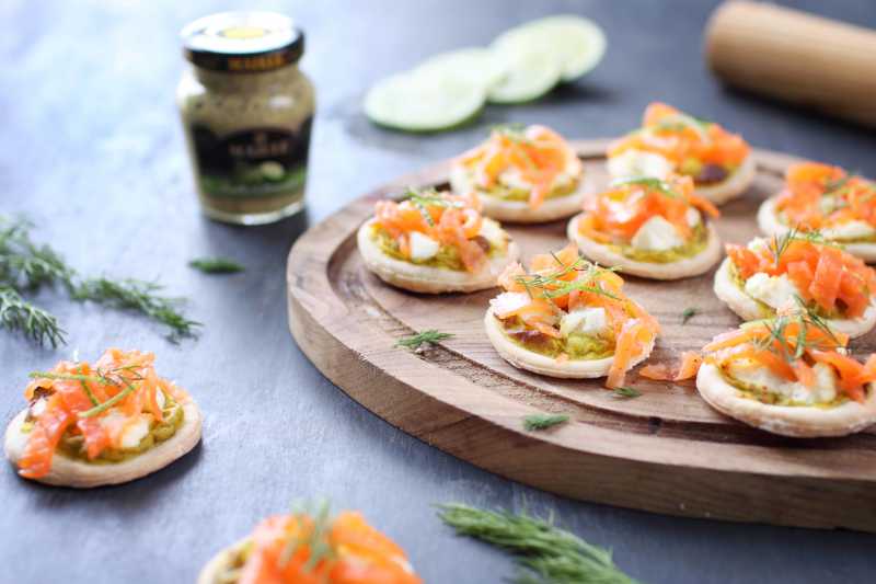 Blinis de saumon fumé à la moutarde, classique