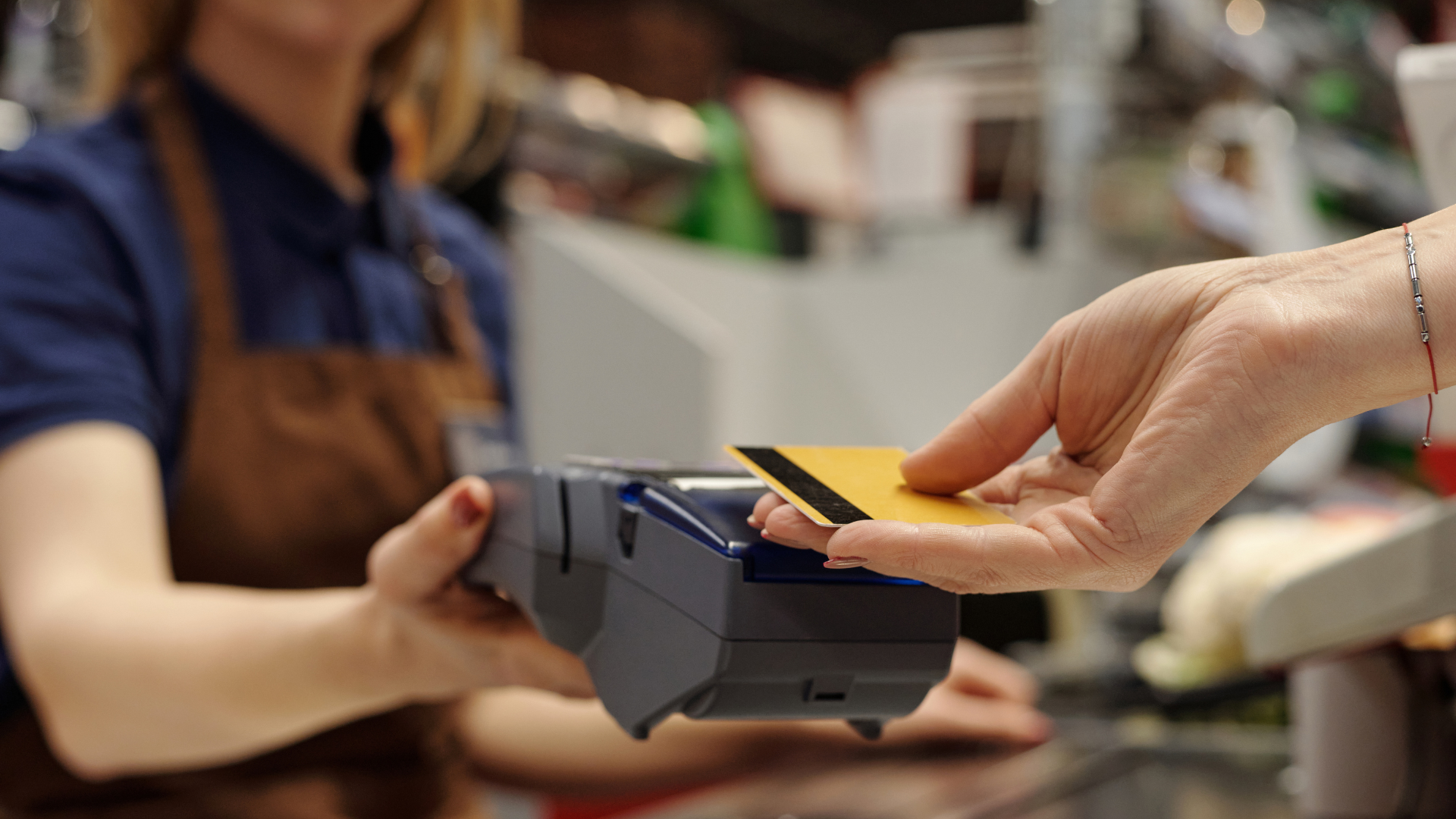 Employee expense cards vs reimbursements: which is better for your business?
