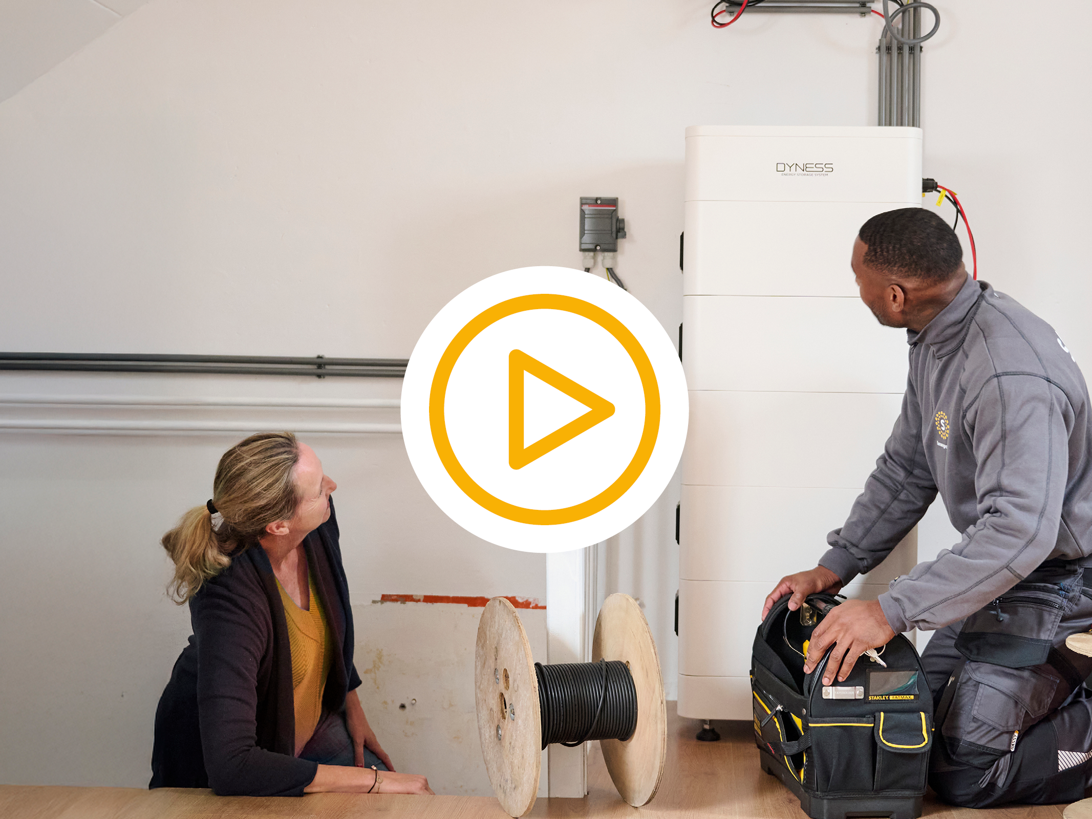 Saman monteur geeft uitleg aan de klant over de installatie van een thuisbatterij