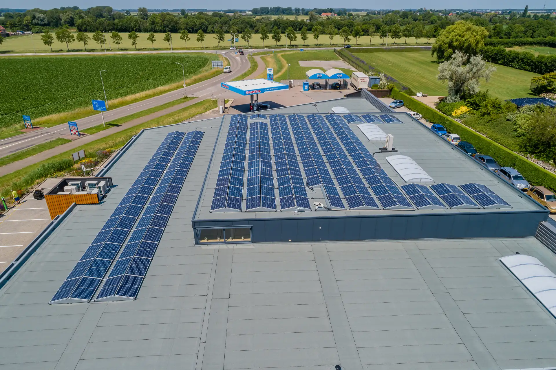 Traas Ongediertebestrijding uit 's-Gravenpolder met zonnepanelen, een warmtepomp en laadpaal