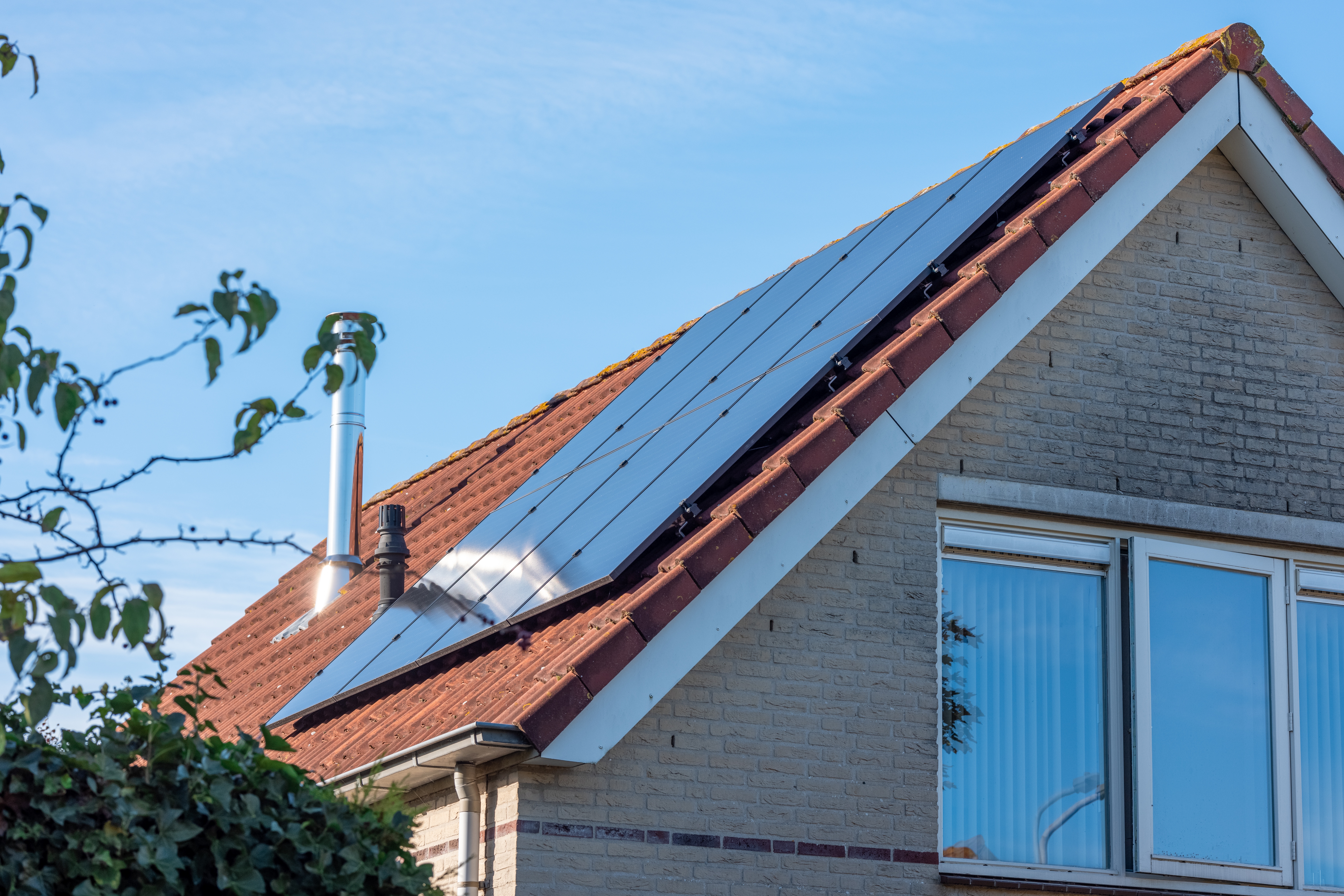 Foto van dak met de nieuwst zonnepanelen gepositioneerd richting de zon van de saman groep