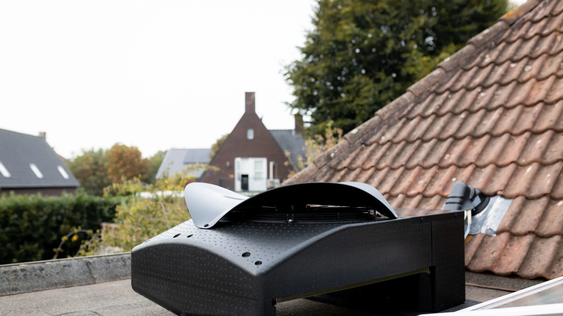 Close-up van de Blackbird Weheat hybride/all-electric warmtepomp geïnstalleerd op een dak