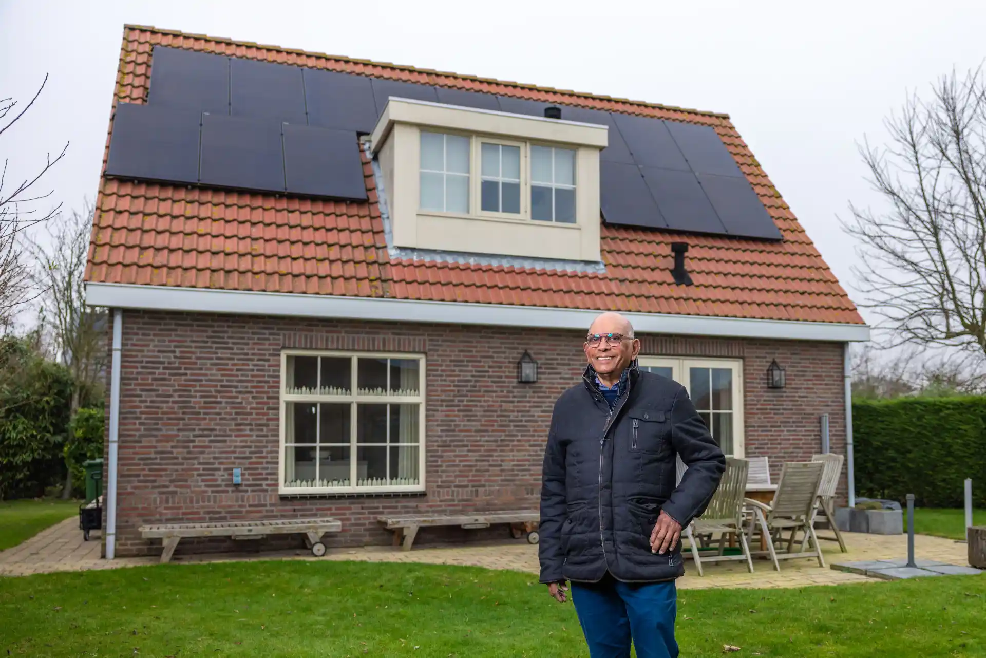 Clarence Payet uit Burgh-Haamstede met zonnepanelen en een laadpaal