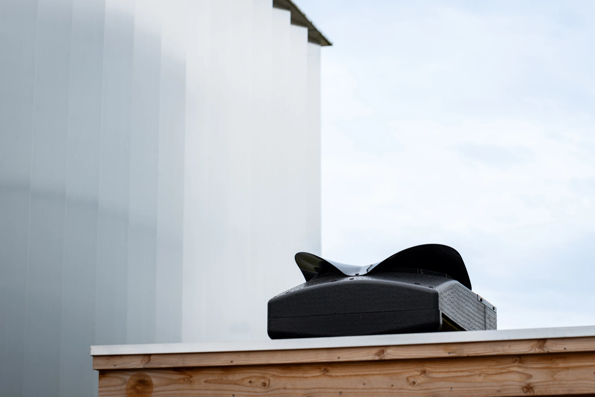 Close-up foto van de Blackbird Weheat warmtepomp all-electric of hybride een dak van een houten constructie