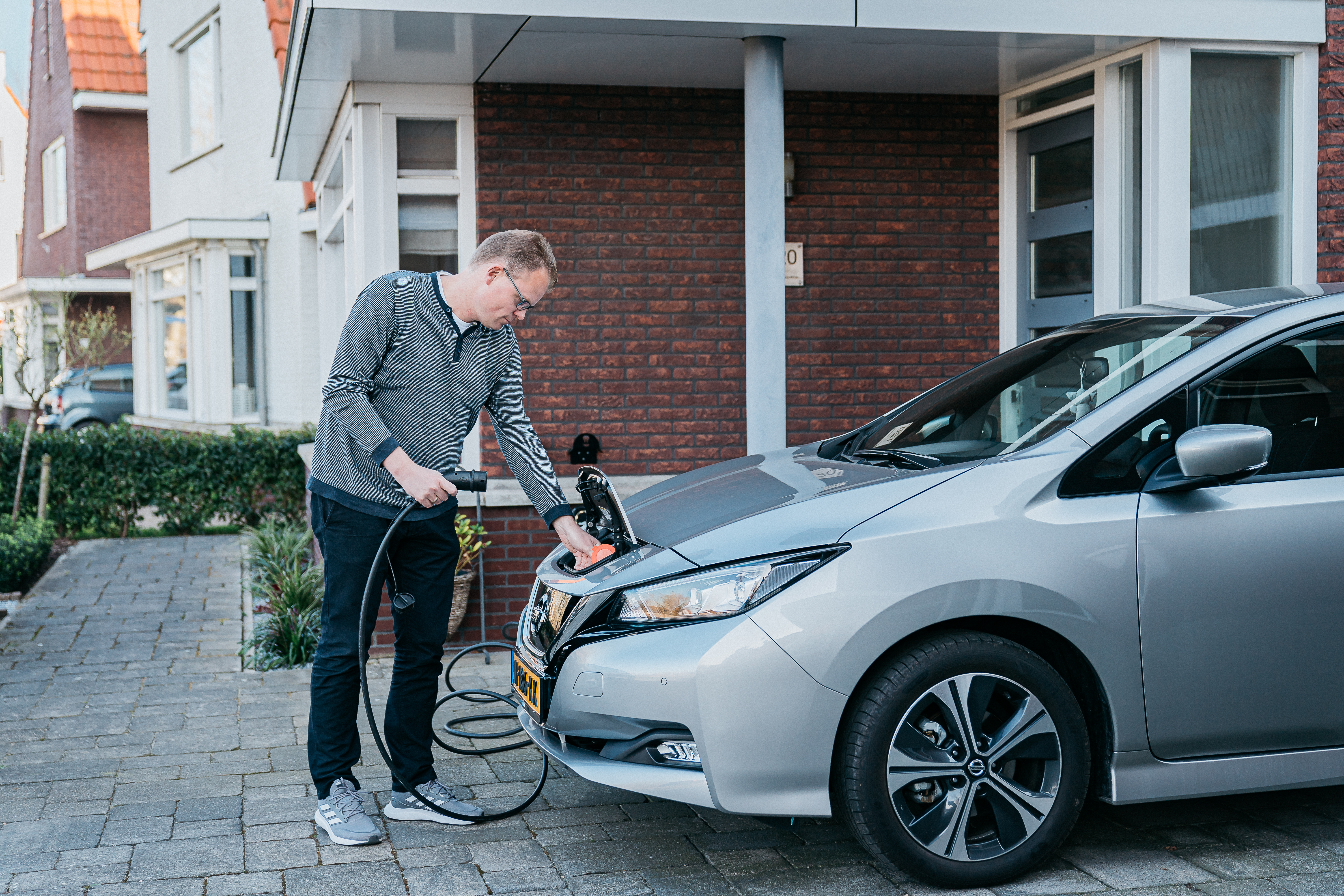 Dhr. van Riet uit Middelburg met een laadpaal