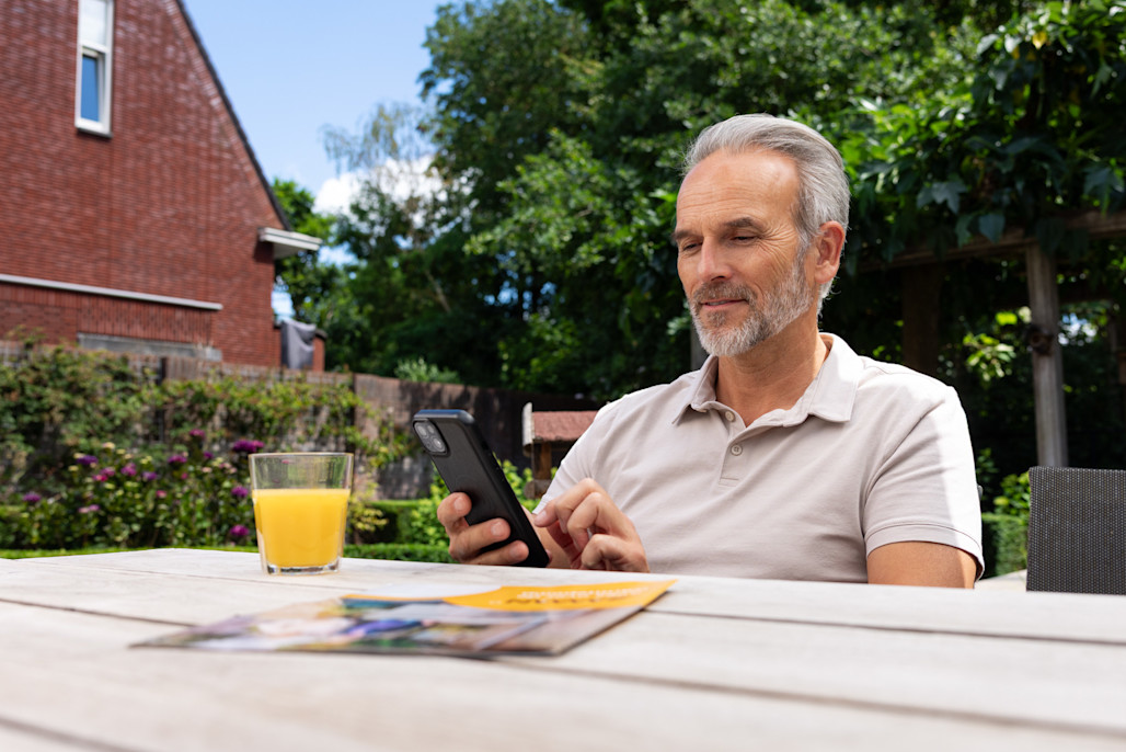 lachende klant telefoon shoot