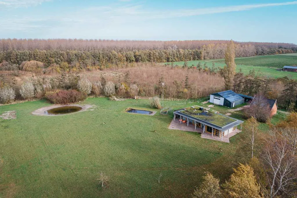Enorm huis waarvan zonnepanelen van de saman groep op het dak liggen.