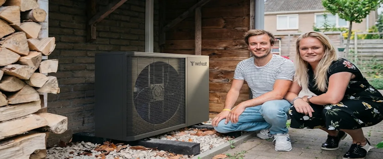 Koppel hurkend naast de Weheat Flint