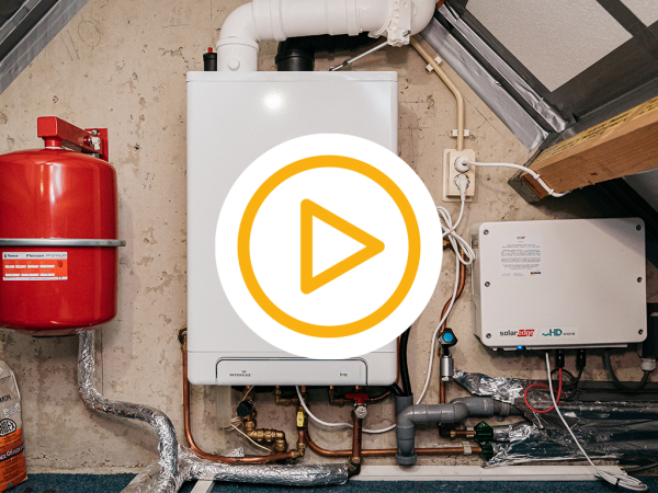 Foto van cv-ketel installatie met video play button 