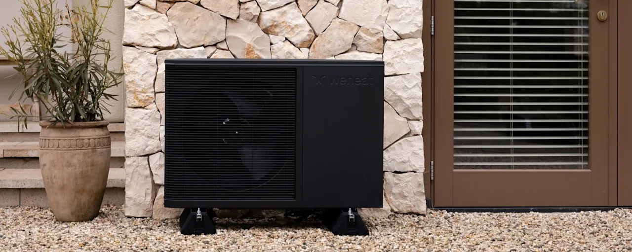 Flint warmtepomp voor een huis op een grind vloer met trillingdempers weheat