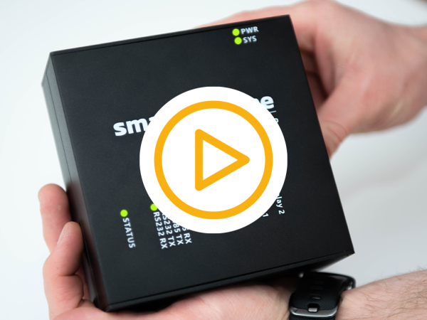 Foto van de Saman energie manager in handen met een video play button