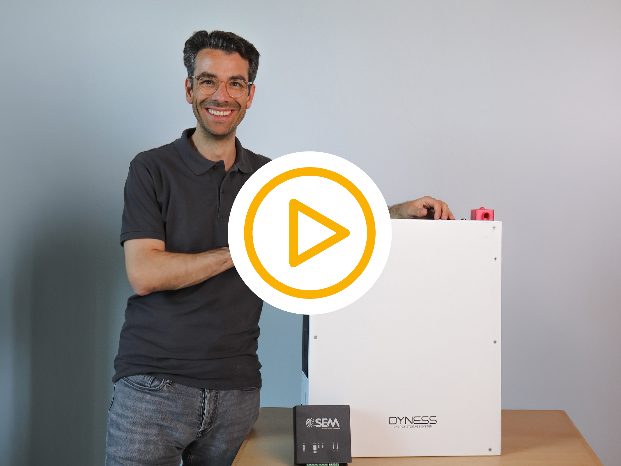 Wijnand poseert naast dyness home en sem