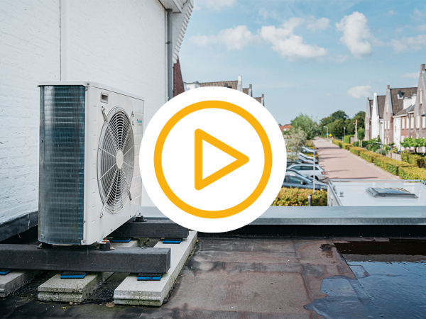 Warmtepomp geïnstalleerd op een plat dak en een video play button