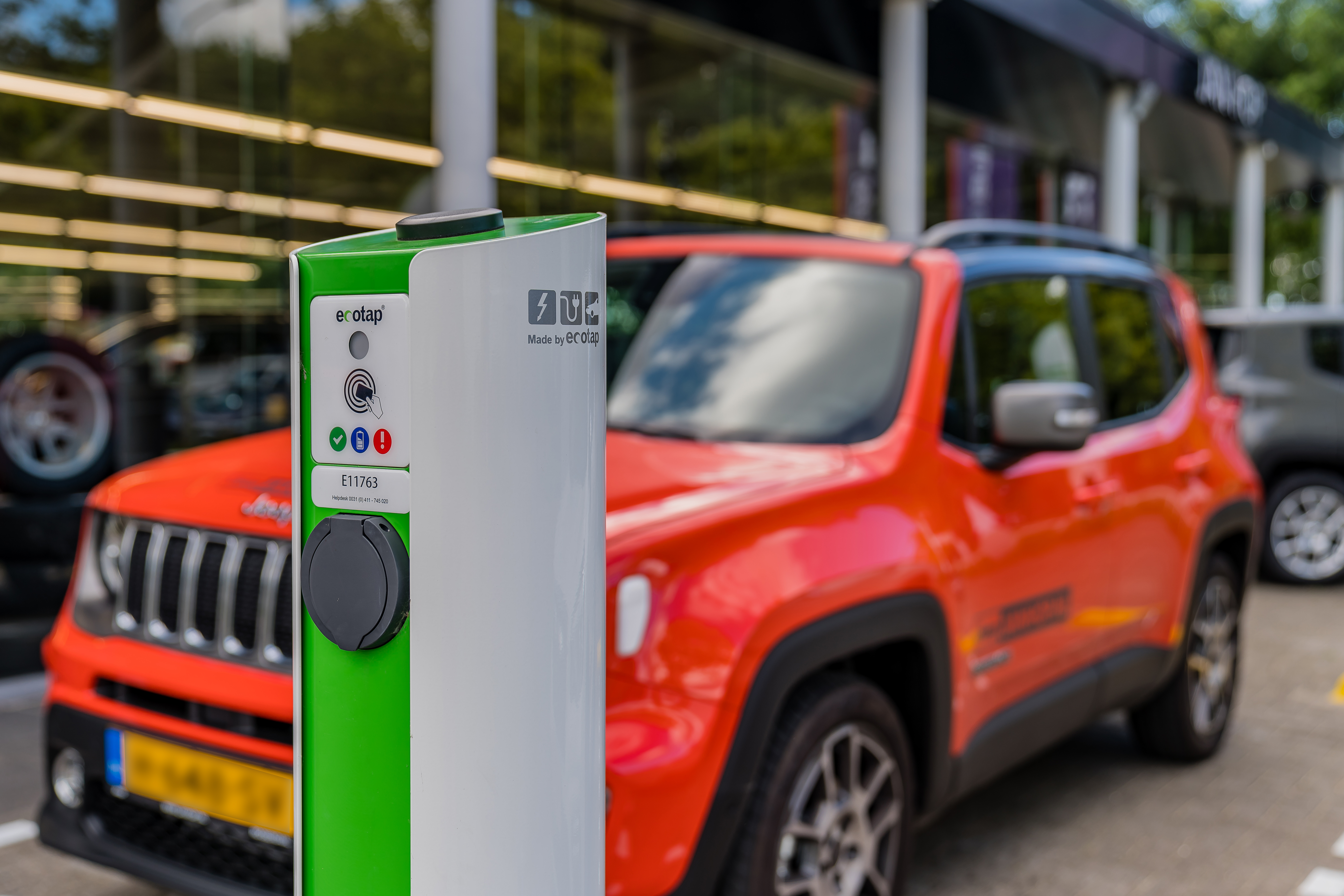 Dhr. Hop - Roosendaal - Laadpaal - zonnepanelen - warmtepomp - zakelijk