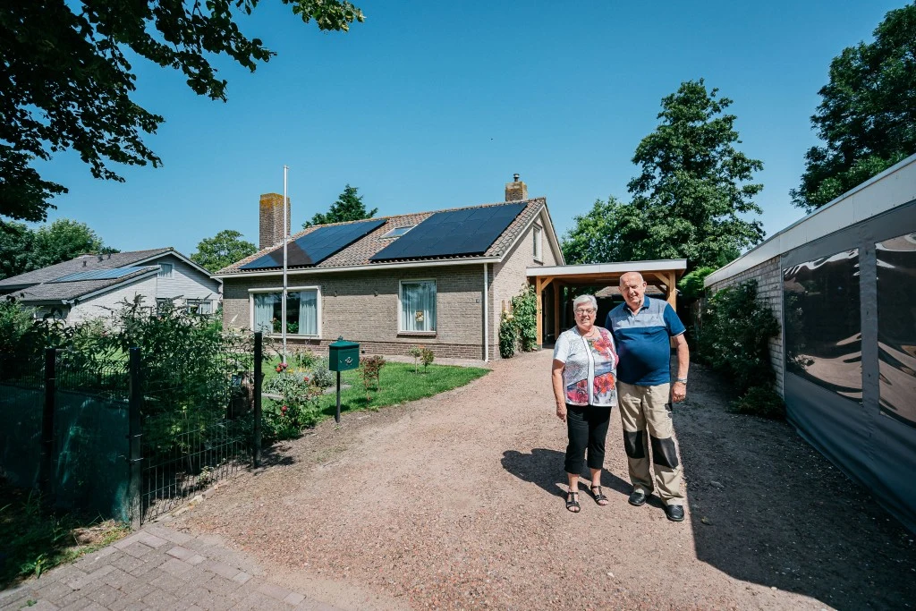 Familie Manni uit Ouwerkerk met zonnepanelen en een warmtepomp