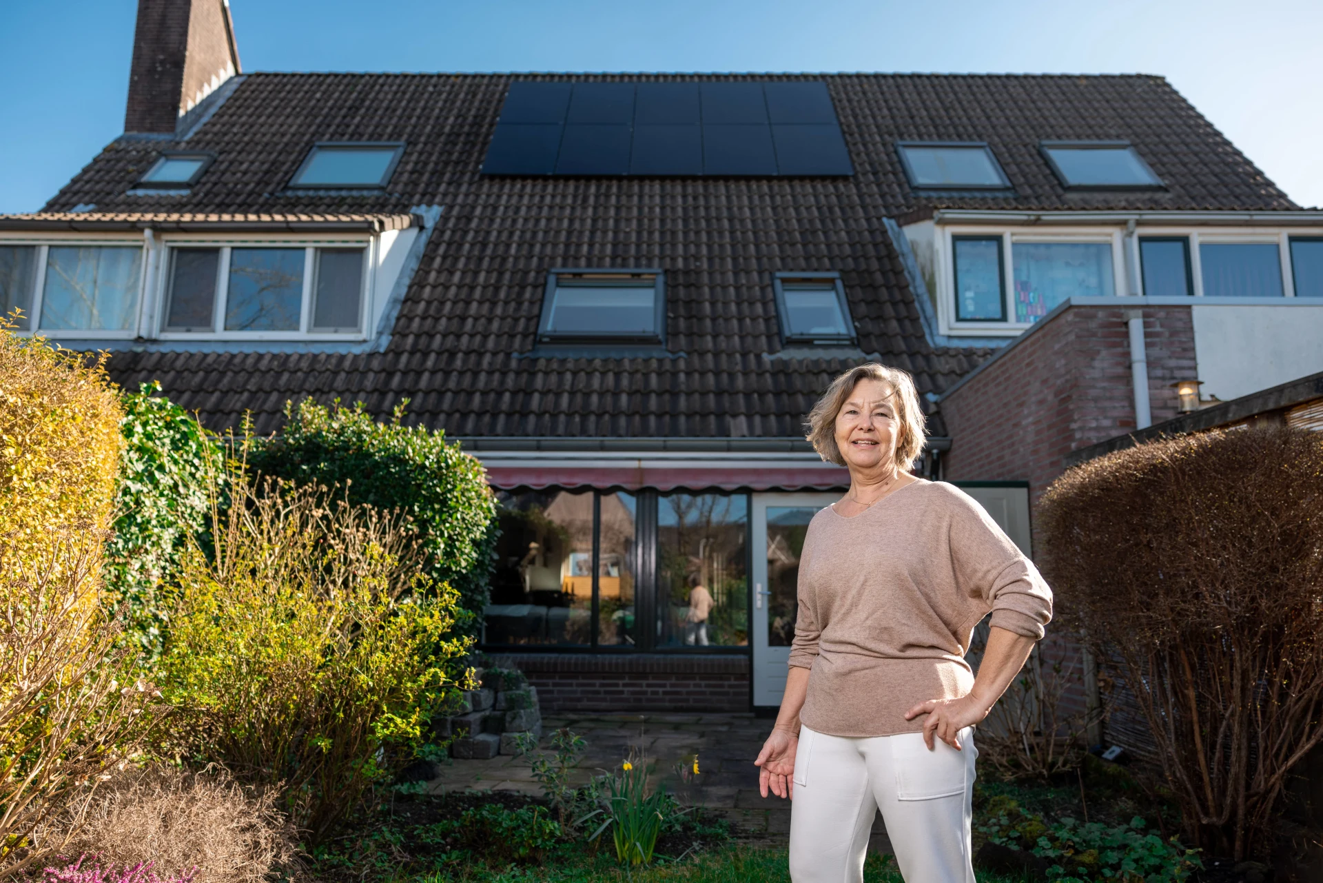 Mevr. van de Crommert uit Capelle aan den IJssel met zonnepanelen