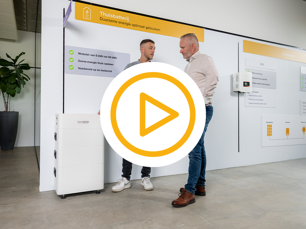 Saman adviseur geeft uitleg over de Dyness tower pro in het inspiratiecentrum in zierikzee aan een klant en een video play button