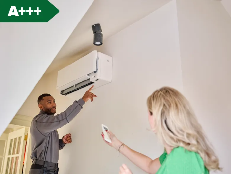 Stylish airco model met monteur van Saman en lachende vrouw met een afstandsbediening in haar hand